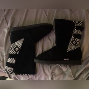 I’m selling women Mukluks, size 8 color black and white